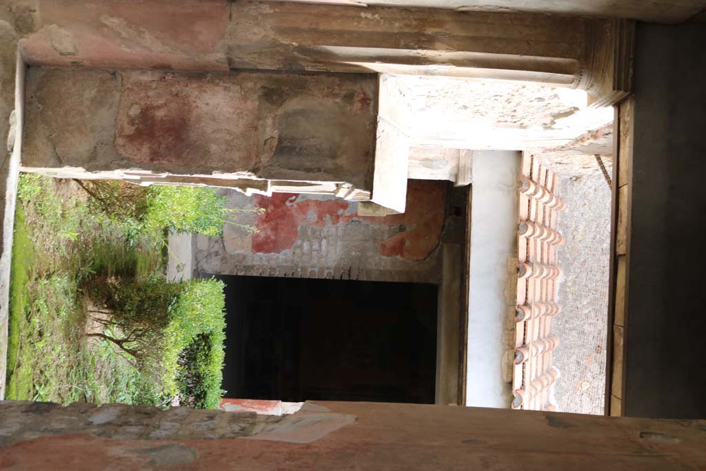 VI 8 3 Pompeii May 2015 Entrance Corridor Slot For Holding Beam To